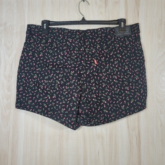 Levi’s Black Floral Mid Length Shorts Sz 33 - Picture 2 of 5